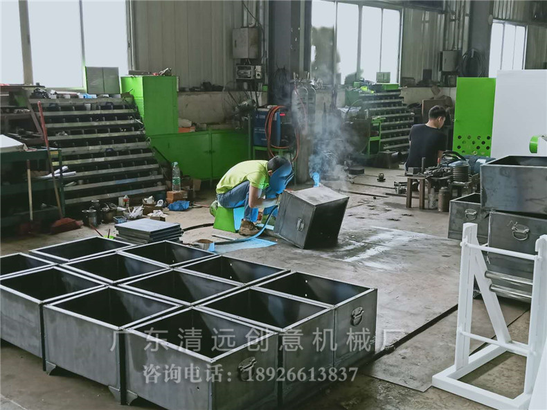 圓木多片鋸生產(chǎn)車間一角，工人師傅正在制造機器