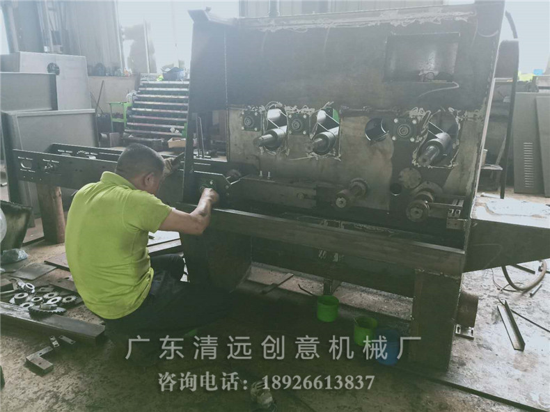 工廠生產(chǎn)車間一角，工廠正在制造圓木多片鋸機(jī)器