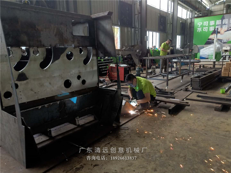 多片鋸生產(chǎn)車間一角，工人師傅正在制造圓木多片鋸機(jī)器