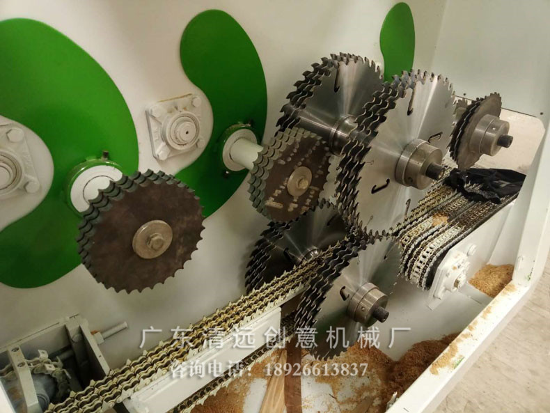 圓木多片鋸設(shè)備內(nèi)倉，升降雙壓輪加緊，木材更穩(wěn)定