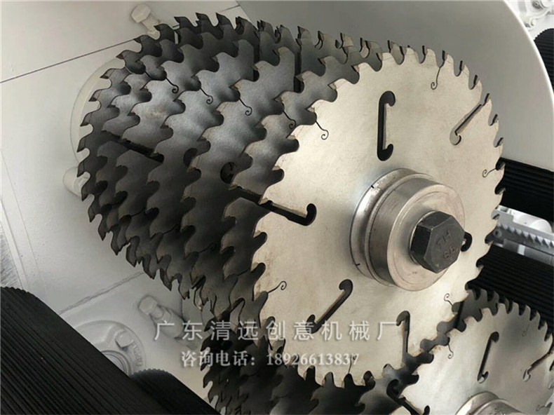 圓木多片鋸采用超薄鋸片，出材率高，鋸片設(shè)有散熱孔和消音孔