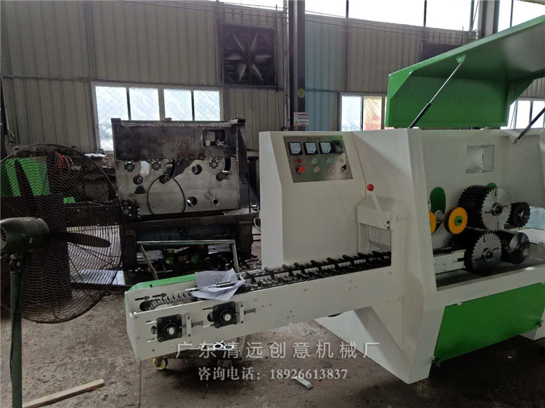 圓木多片鋸使用V型送料鏈板，送料更穩(wěn)；超薄鋸片，出材率高達(dá)80%以上