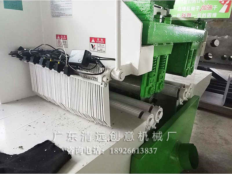 方木多片鋸，進(jìn)料口安裝防彈鏈，防止木屑反彈