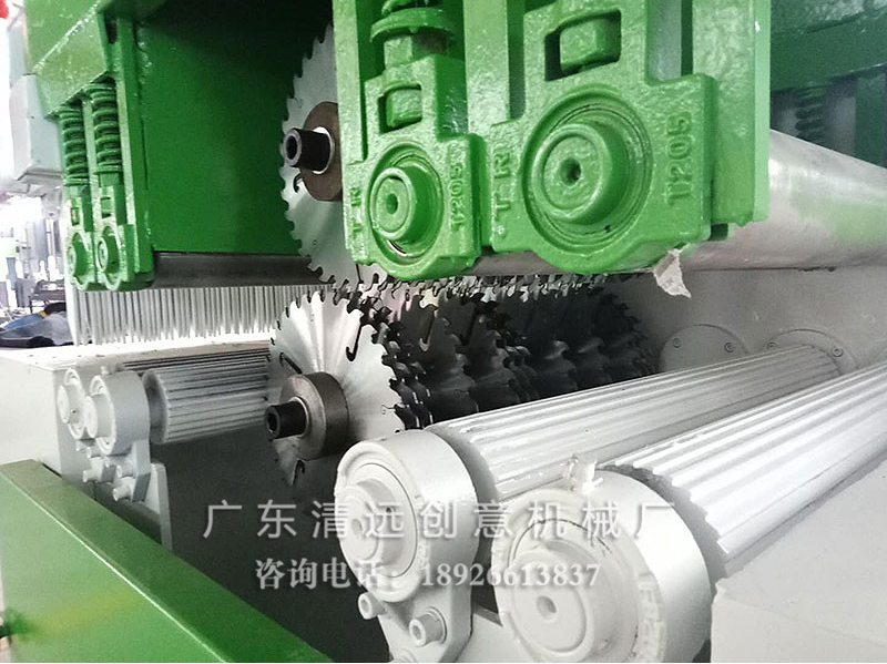 方木多片鋸采用上下多片鋸，省力更省料，鋸路光滑