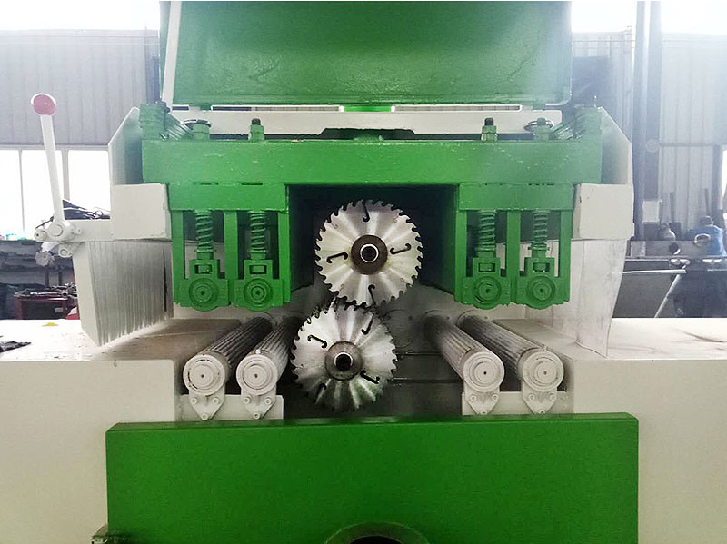 方木多片鋸更換鋸片時(shí)將主軸芯用水對(duì)孔沖洗，也可以風(fēng)槍對(duì)準(zhǔn)里面的出水口吹風(fēng)，將里面的雜物吹出來(lái)，保障出水孔的暢通