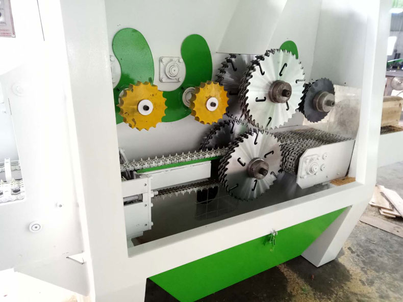 圓木多片鋸機(jī)器運(yùn)作時(shí)請勿掀開保險(xiǎn)門，有異常情況應(yīng)先切斷電源，確保機(jī)器終止運(yùn)行才可檢查維修