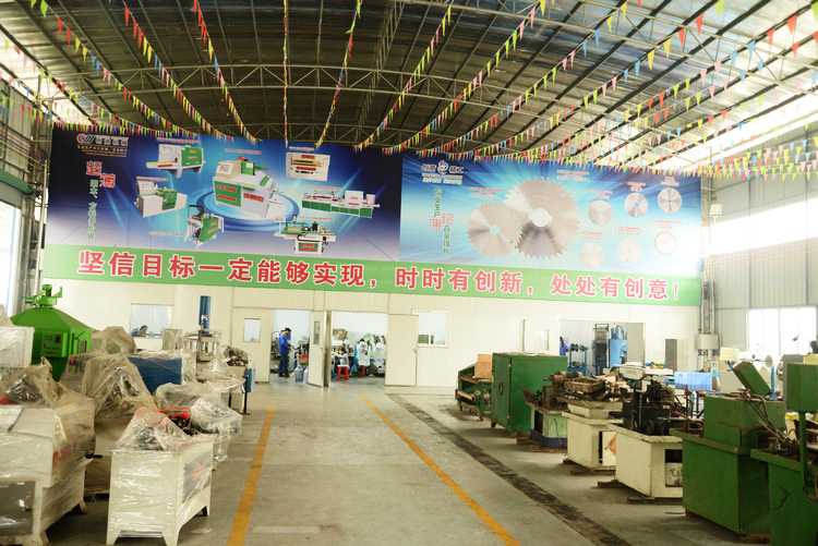 多片鋸鋸片生產(chǎn)車間，合金鋸片采用進(jìn)口合金板體和合金刀頭，質(zhì)量保證，不易燒鋸片
