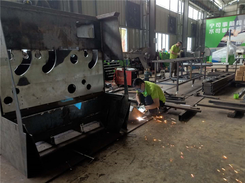 多片鋸機(jī)器生產(chǎn)車間，多片鋸具有穩(wěn)定、高效、安全、操作簡(jiǎn)單等優(yōu)勢(shì)