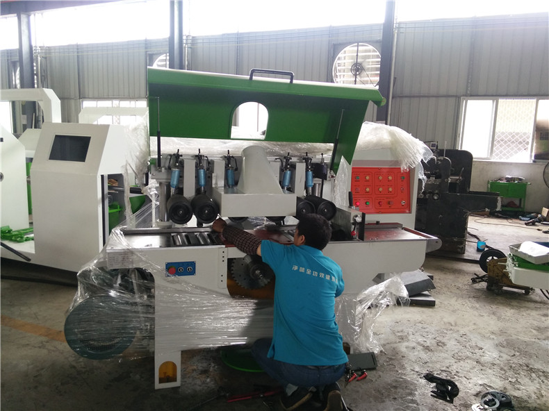 多片鋸車間正在生產(chǎn)的木龍骨方木多片鋸機(jī)器，采用上下升降氣動壓輪夾緊，進(jìn)料出料更穩(wěn)