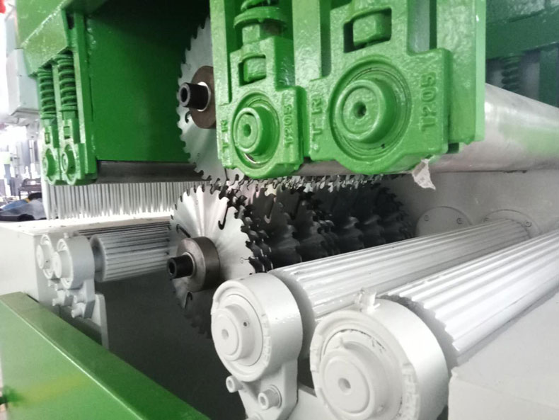 方木多片鋸采用上下升降壓輪夾緊，進(jìn)料出料更穩(wěn)