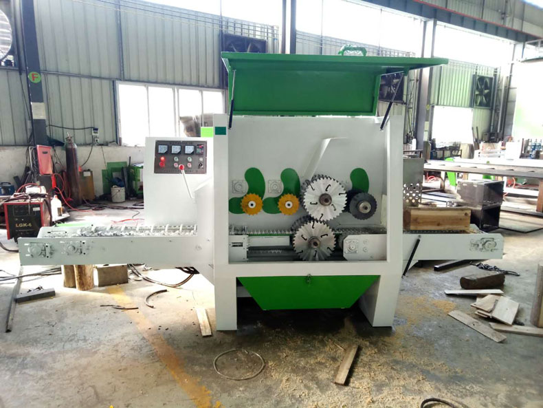 圓木多片鋸排屑不暢。木屑如果很難從機(jī)器設(shè)備上排出會導(dǎo)致局部溫度過高，也容易燒片