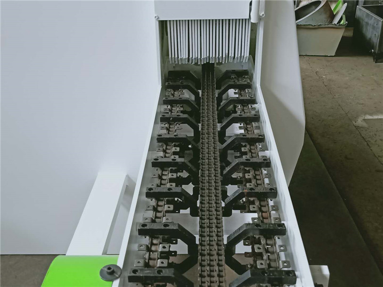 圓木多片鋸在鋸切時木材的進給量也和鋸面光滑度有一定的關(guān)系，進給量過快，會使每齒的鋸切量增大，容易造成鋸面粗糙