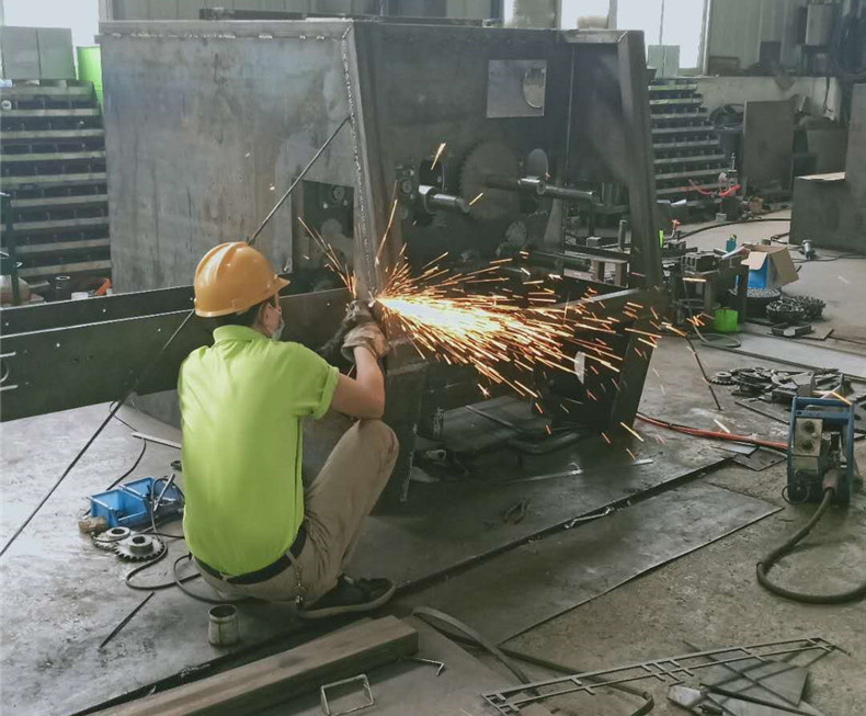 圓木多片鋸復(fù)映刀具進(jìn)行進(jìn)給運(yùn)動(dòng)時(shí)在表面留下切削殘留痕跡會(huì)影響出料表面光滑度