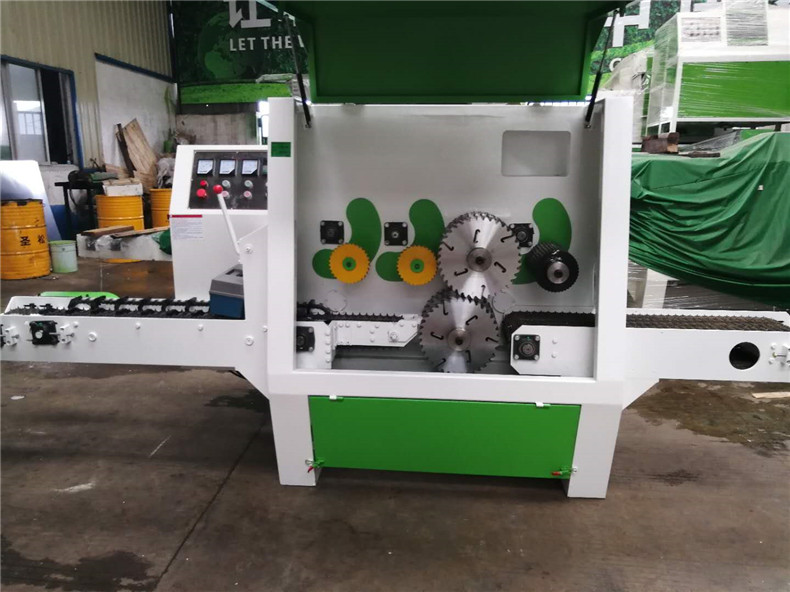 圓木多片鋸在對(duì)木材進(jìn)行切割時(shí)，鋸片迫候車亭會(huì)造成屑和工件分離，增大了表面粗糙度