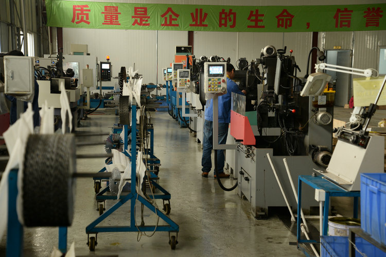 圓木多片鋸鋸片和切割原材料是否匹配，要根據(jù)原材料的分類來(lái)選擇相應(yīng)的鋸片，減少磨損度，增加表面的光滑度，從而更好的提高圓木多片鋸使用性能。