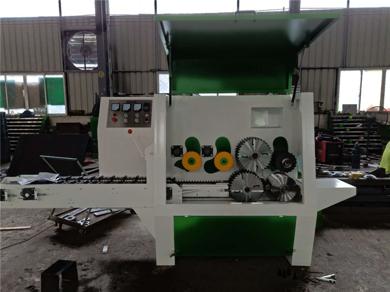 圓木多片鋸采用進(jìn)口超薄合金鋸片，出材率高達(dá)80%以上，速度快，效率高