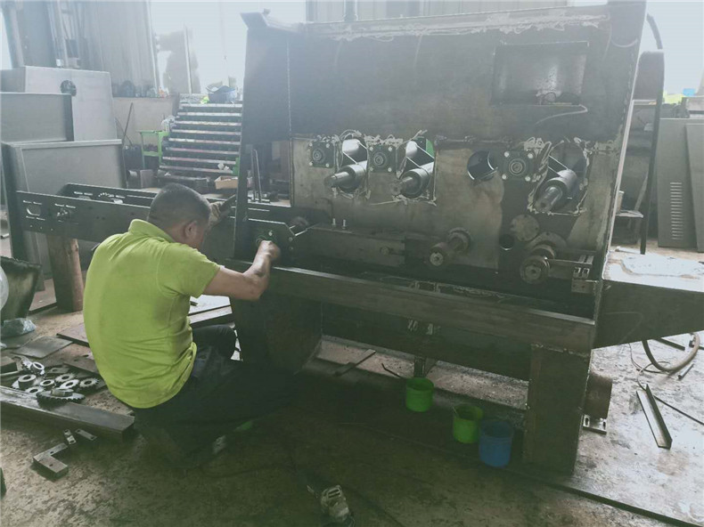 使用圓木多片鋸時被切割材料應(yīng)固定，發(fā)現(xiàn)聲音和振動異常、切斷面粗糙、彎曲時應(yīng)停止作業(yè)，及時檢查，排除故障。