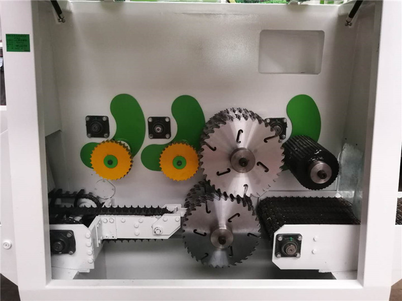 不管是木托盤圓木多片鋸還是方木多片鋸，鋸片是多片鋸不可缺少的重要組成部分，鋸片的好用直接影響到后續(xù)的工作運行。