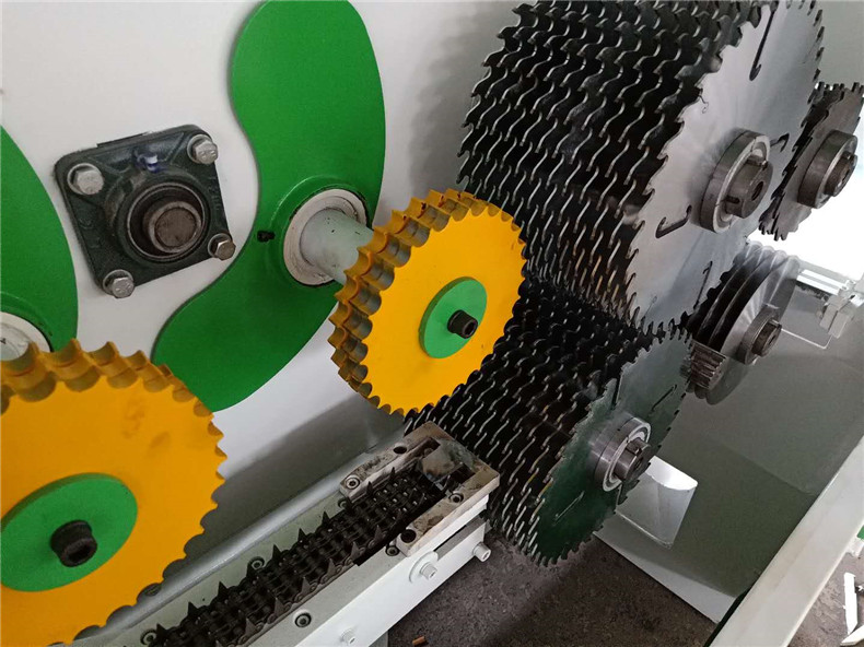 圓木多片鋸合金鋸片齒數(shù)多少有什么關(guān)系？主要是齒少的切面不如齒多的切面光滑，齒少的價格比齒多的便宜，齒少的比齒多的更不容易燒鋸片。