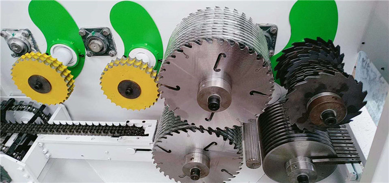 影響木工板圓木多片鋸直拼效果的第3個因素鋸片，鋸片方面要求客戶采用專門做直拼的硬度好的合金鋸片。直拼合金鋸片在鋸切時不會導(dǎo)致鋸切面溫度過高，影響膠黏劑深入木材表面；鋸板本身強(qiáng)度要求很高；鋸齒要定期修磨等。