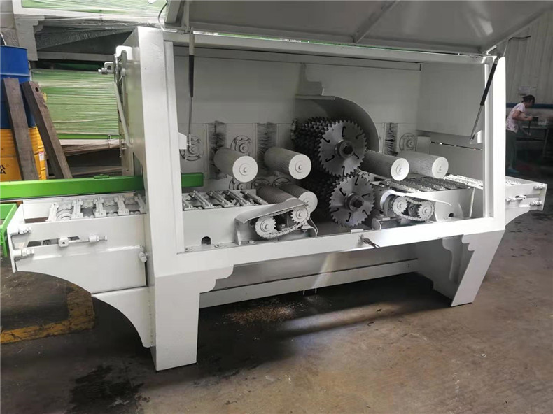 大芯板方木多片鋸鋸片為多片一起組合安裝后使用的鋸片，一般以合金鋸片為主，多片鋸對鋸片的要求比較高，而且和單片鋸比起來大芯板木方多片鋸更省木材、鋸路更小、鋸片更薄、光潔度也會更高；