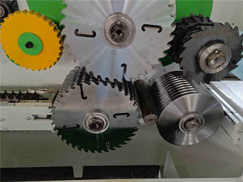 杉木圓木多片鋸鋸片運用時刻較長后，會呈現(xiàn)磨損，鋸切木材時簡單發(fā)生鋸面不平。假如主軸發(fā)生松動或壓緊鋸片的隔套外表不平坦，也會形成鋸切面不平，平常應多留意保護保養(yǎng)。