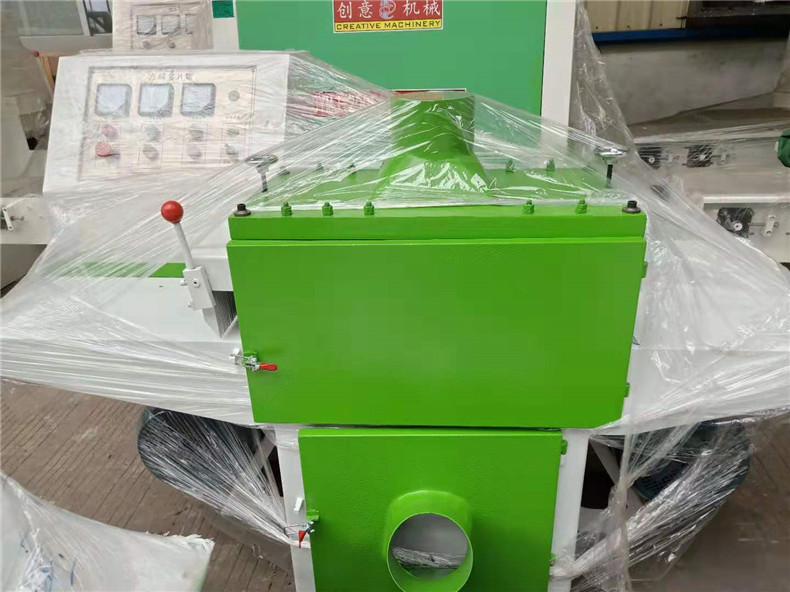 木工機(jī)械方木多片鋸每工作8小時(shí)，應(yīng)按多片鋸廠家要求修整鋸片。平時(shí)根據(jù)合金鋸片的使用情況，在發(fā)現(xiàn)板面起毛、錯(cuò)位等情況時(shí)，應(yīng)對(duì)鋸片進(jìn)行修磨，以延長(zhǎng)鋸片壽命。