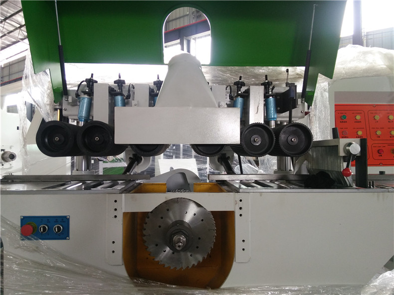全自動(dòng)方木多片鋸操作簡單，普通人工即可操作，加工效率高，平均每小時(shí)出成品5方左右，1臺(tái)多片鋸可以抵4臺(tái)傳統(tǒng)帶鋸產(chǎn)量，替企業(yè)大量節(jié)省人工費(fèi)用！  