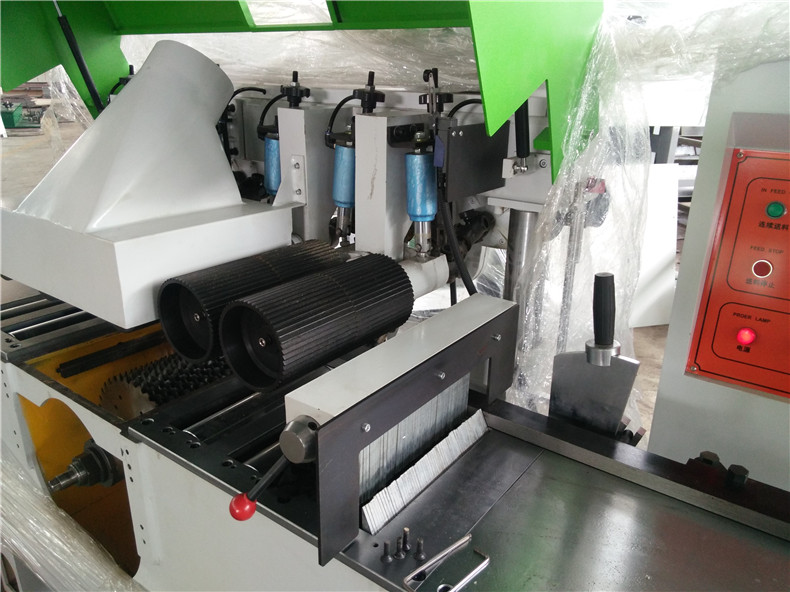 全自動(dòng)方木多片鋸具有的產(chǎn)品特色有：多片鋸使用超薄小尺寸鋸片，負(fù)荷小，省材省電；木方多片鋸送料強(qiáng)勁有力，進(jìn)退自如，不會(huì)出現(xiàn)卡死木料，不能進(jìn)退的情況；