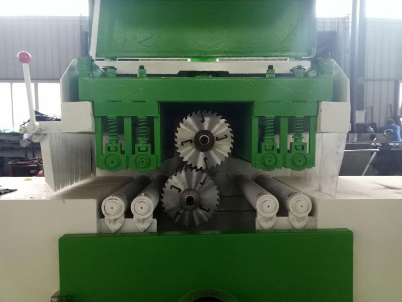 新型方木多片鋸合金鋸片的高速運轉，會產(chǎn)生大量的高溫，所以，防止新型木方木多片鋸鋸片燒壞是基本的措施，也是常見的問題之一。  