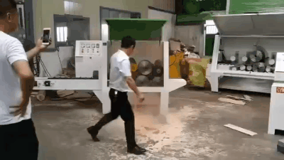 多片鋸安裝維護要領(lǐng)：定期圓木對多片鋸輸送裝置、送料電機鏈條進行檢查、調(diào)節(jié)；檢查圓木多片鋸主電機皮帶松緊是否適中。